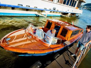 Speed Boat Tour on the Danube, a perfect bachelor party activity with EVG d'Enfer Budapest.