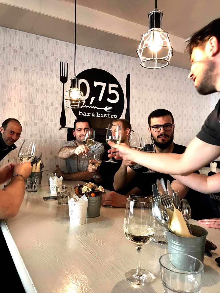 Dégustation de vin et tapas local, l'apéro parfait pour votre soirée d'enterrement de vie garçon avec EVG d'Enfer Budapest
