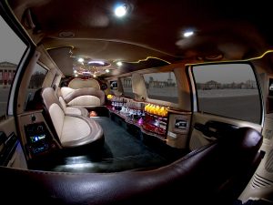 Ford Excursion Limo Night Out in Budapest with EVG d'Enfer Budapest