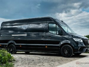 Transfert aéroport VIP aller-retour en minibus privé EVG d'Enfer Prague