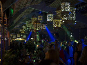 Le meilleur rooftop bar et resto à Bucarest dans notre tournée de bars avec rooftop avec EVG d'Enfer. Nous l'avons testé.