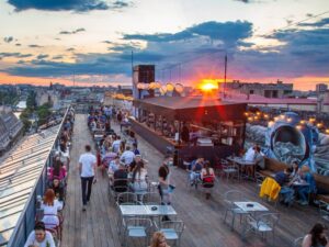 Le meilleur rooftop bar et resto à Bucarest dans notre tournée de rooftop bars avec EVG d'Enfer. Nous l'avons testé.
