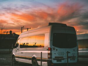 Minibus privé retour à Bucarest avec EVG d'Enfer