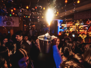 Table et Bouteilles - Ambiance Bar Dansant à votre EVG à Budapest avec EVG d'Enfer