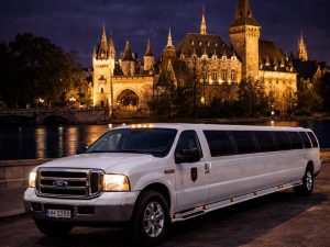 Tour en limousine Ford Excursion pour votre enterrement de vie de garçon à Budapest