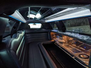 Transfert aéroport aller en limousine Cadillac Escalade Stretch pour votre enterrement de vie de garçon à Bratislava avec EVG d'Enfer